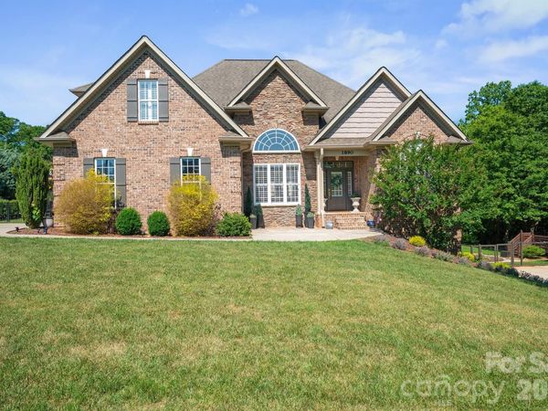 1890 Waterbury Court , Hickory, NC 28602