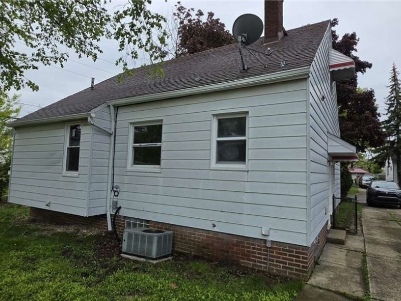 16415 Huntmere Avenue, Cleveland, OH 44110 Photo 3