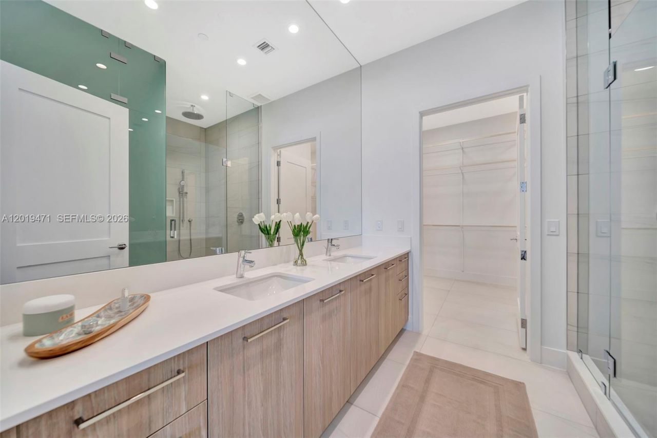 153 N Seabreeze , Unit 403, Fort Lauderdale, FL 33304 Photo