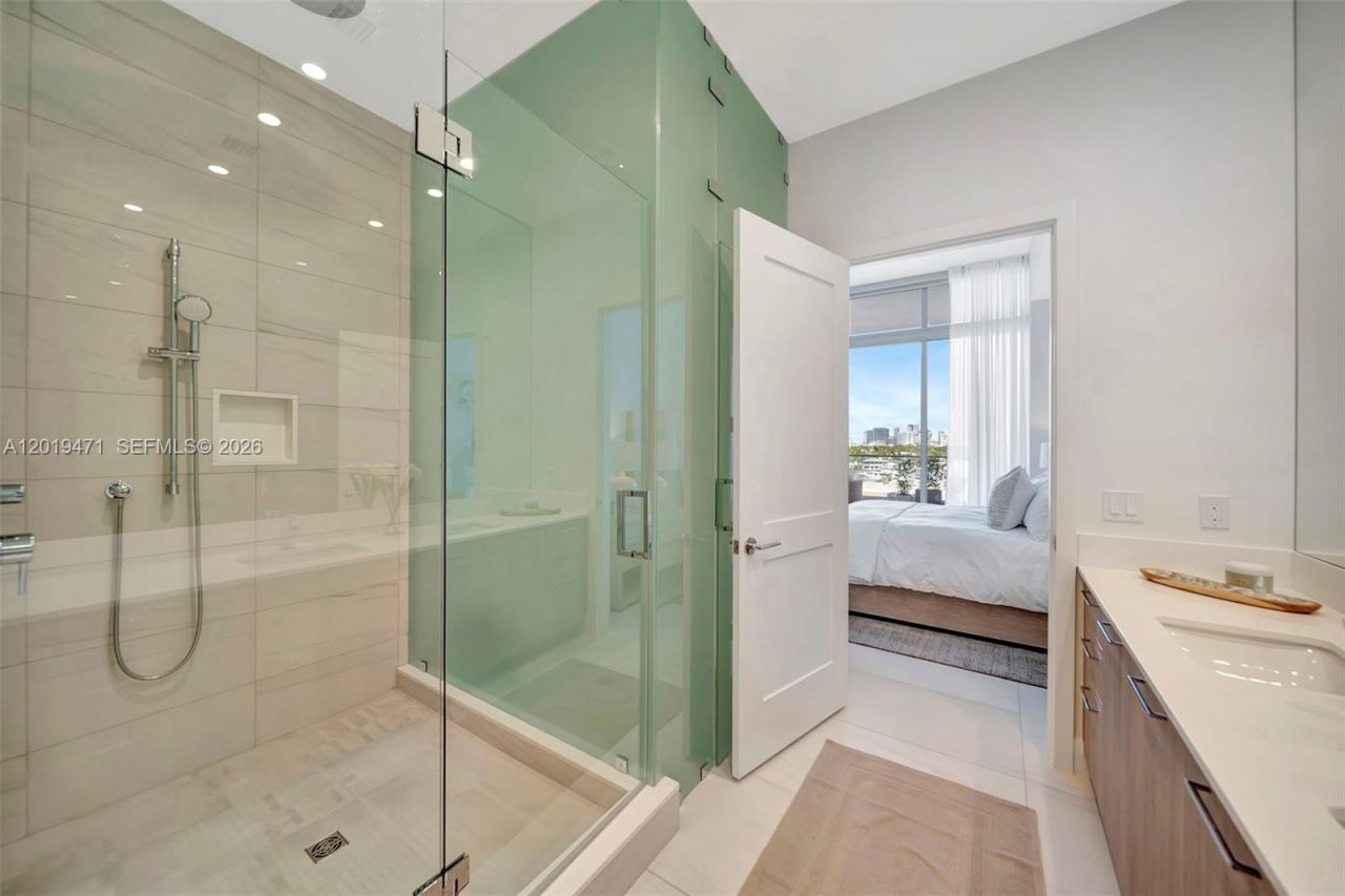 153 N Seabreeze , Unit 403, Fort Lauderdale, FL 33304 Photo