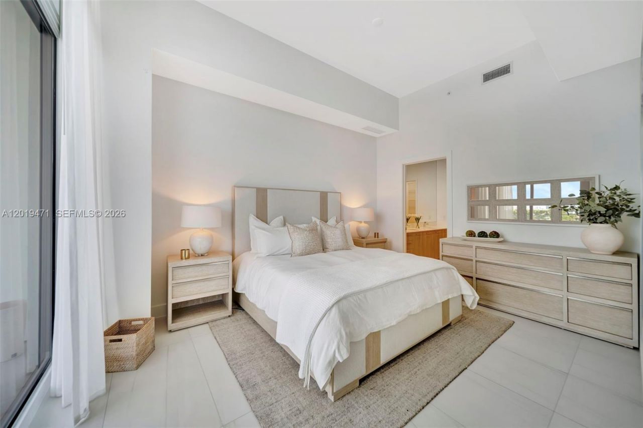 153 N Seabreeze , Unit 403, Fort Lauderdale, FL 33304 Photo