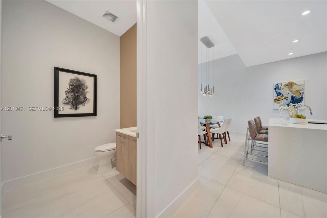 153 N Seabreeze , Unit 403, Fort Lauderdale, FL 33304 Photo