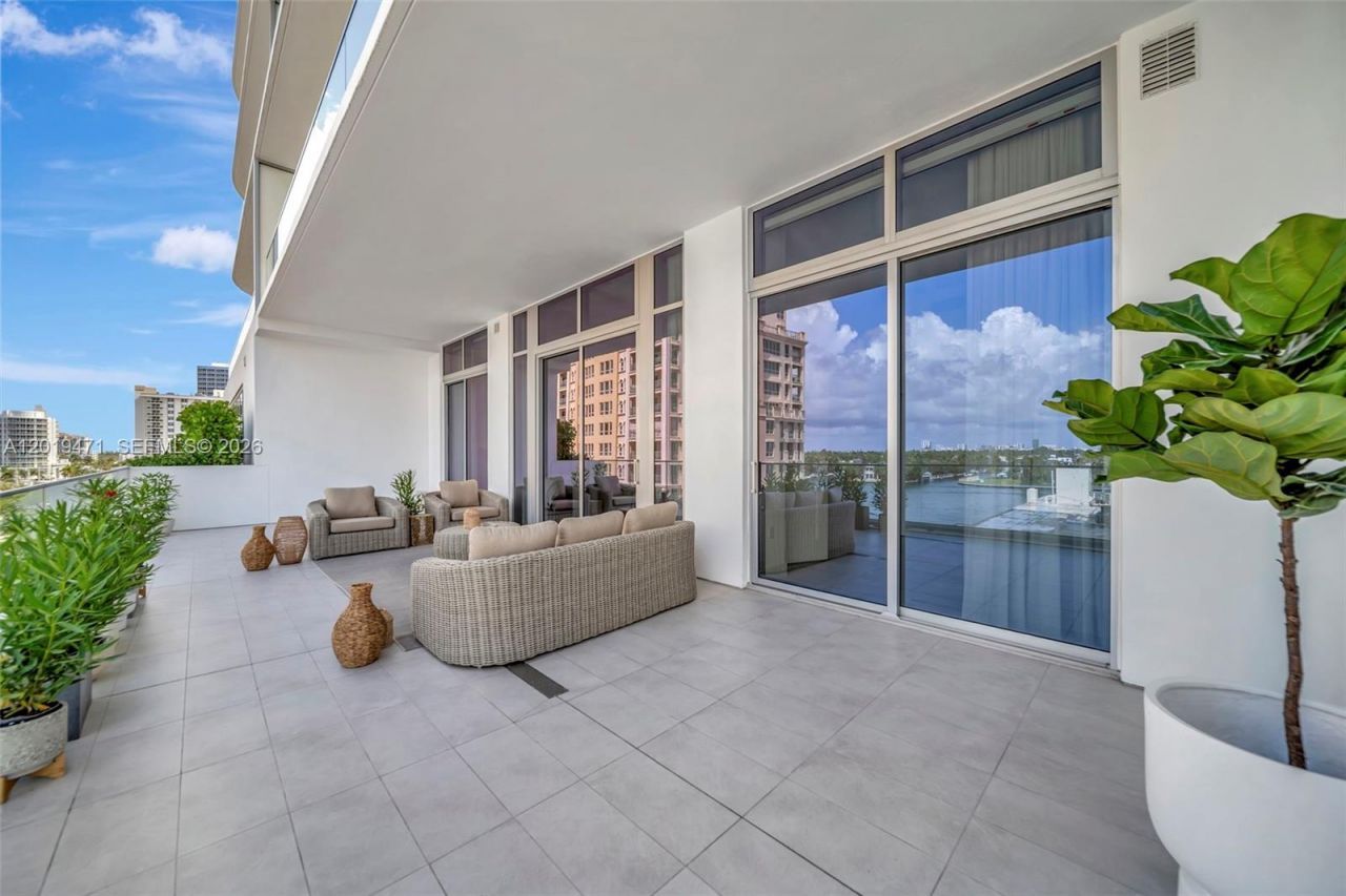 153 N Seabreeze , Unit 403, Fort Lauderdale, FL 33304 Photo