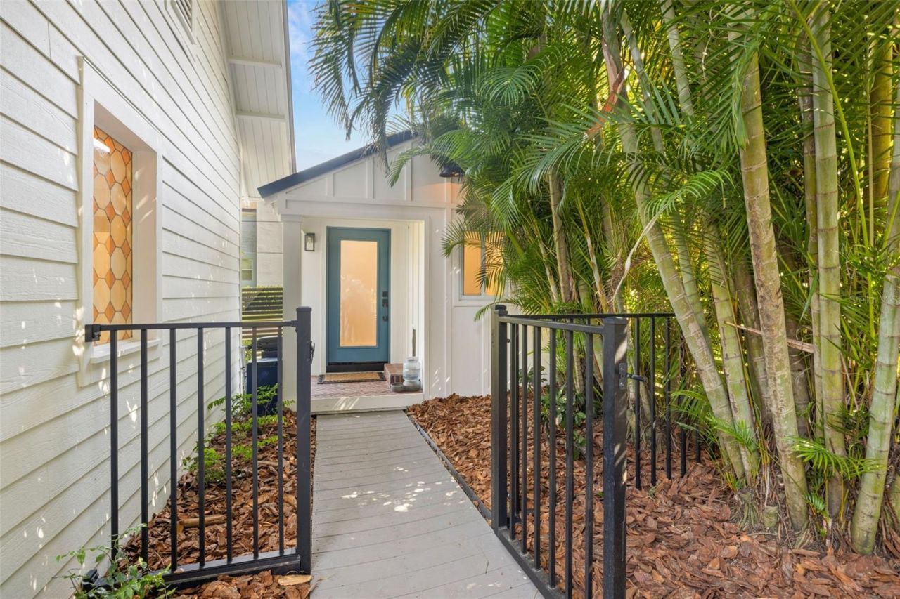 5610 N River Shore Drive, Tampa, FL 33603 Photo