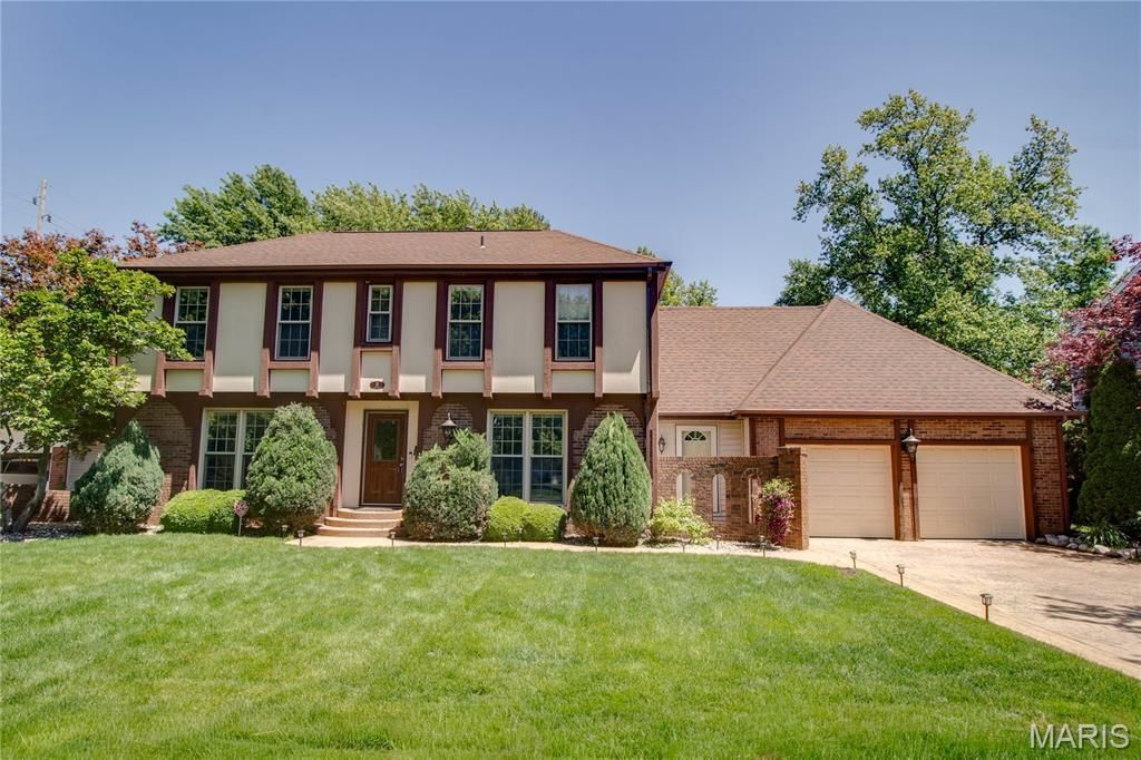 8 Golf Road, Springfield, IL 62704 Main Photo