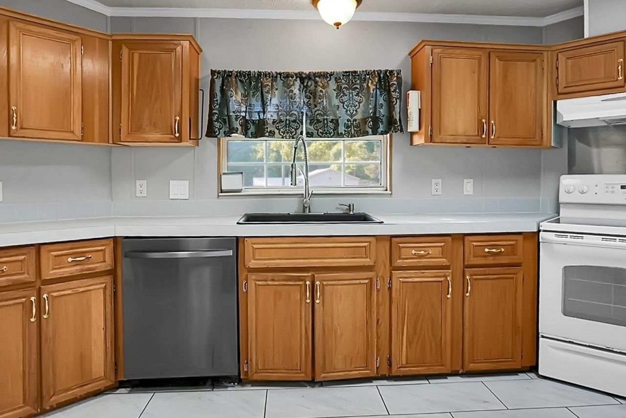 1170 Royle Road Photo 11