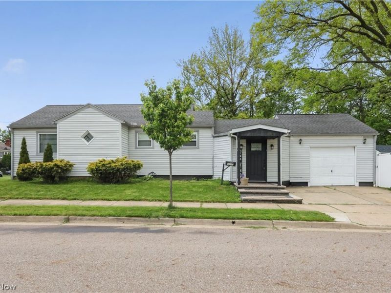 1043 Slosson Street, Akron, OH 44320 Photo 2