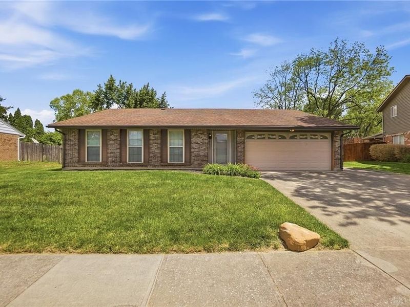 6824 Laurelview Drive, Huber Heights, OH 45424 Photo 1