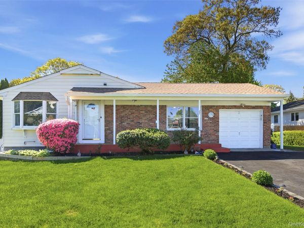 27 Calico Tree Road, Hauppauge, NY 11788