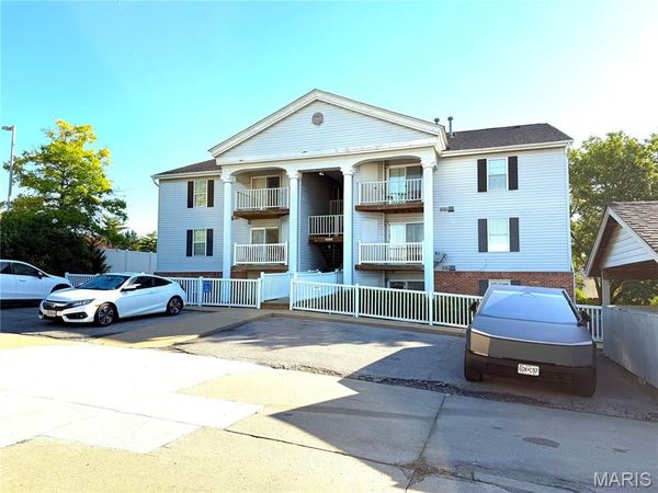 12415 Somerset Place Drive, Unit F, Unincorporated, MO 63128