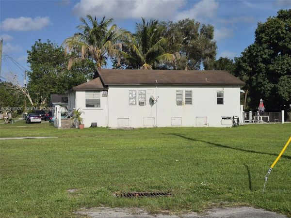 1880 NW 111th St , Miami, FL 33167