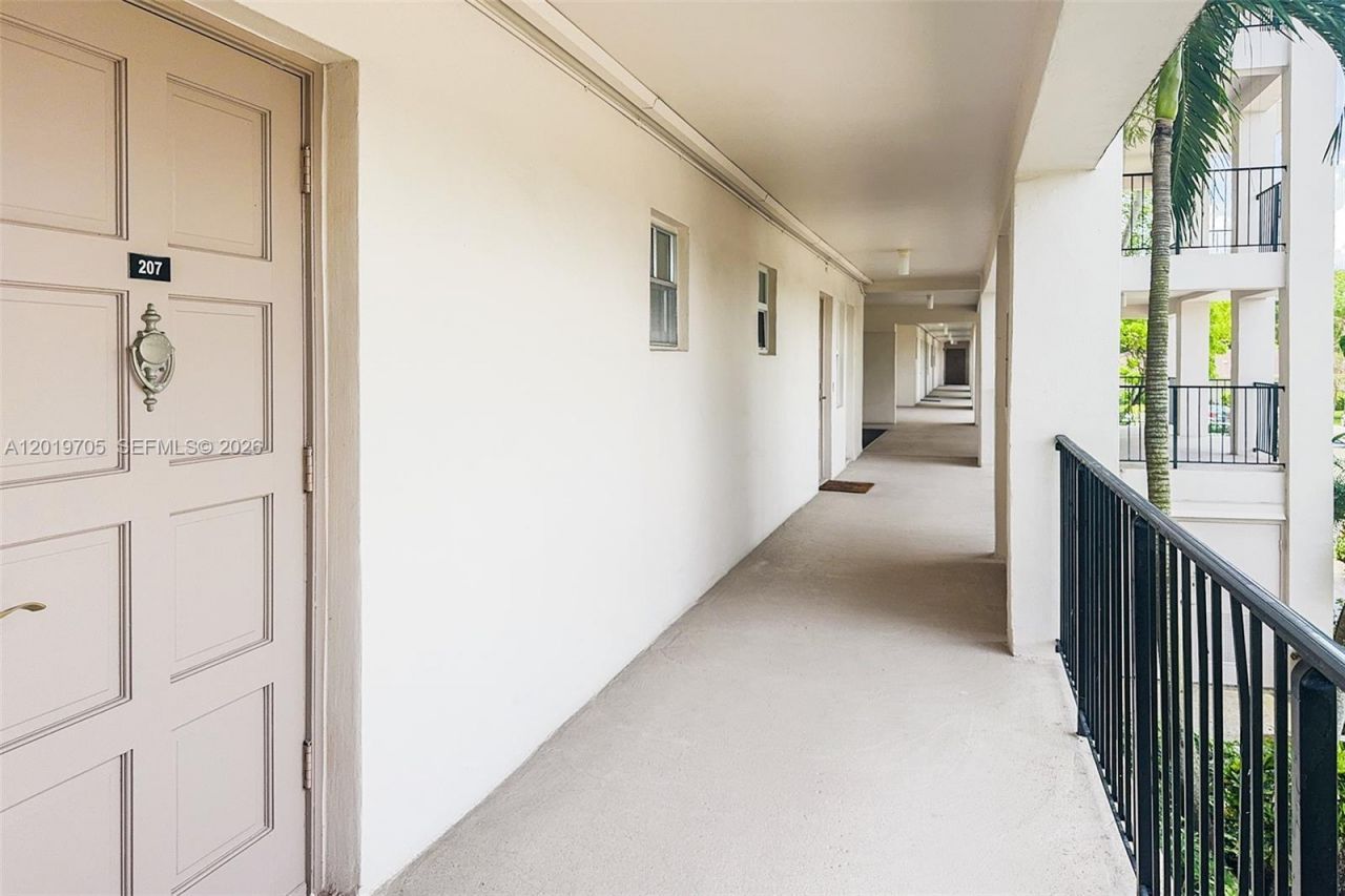 3200 N Palm Aire Dr, Unit 207, Pompano Beach, FL 33069 Photo