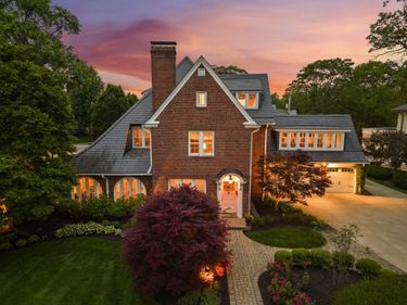 1875 Roxbury Road, Upper Arlington, OH 43212