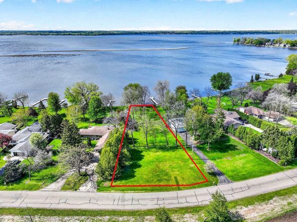 EDGEWOOD LANE, Oshkosh, WI 54904