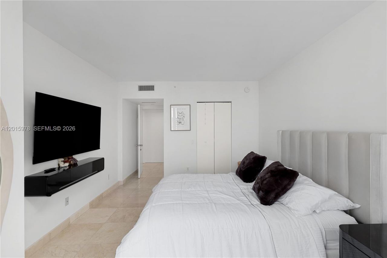 21055 Yacht Club Dr , Unit 1707, Aventura, FL 33180 Photo