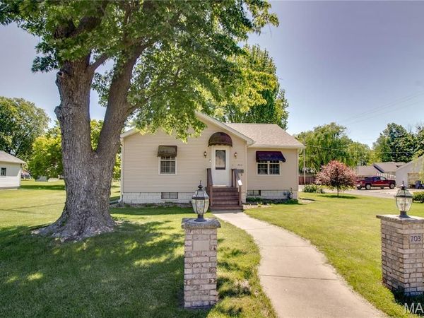 703 Sumner Street , Carlinville, IL 62626
