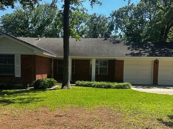 2202 Foxcroft Circle , Denton, TX 76209