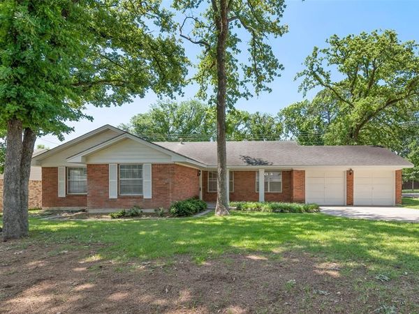 2202 Foxcroft Circle , Denton, TX 76209