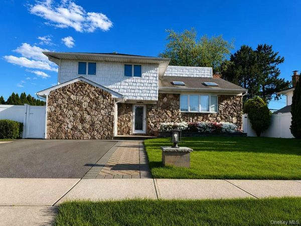 62 Summit Street , Hicksville, NY 11801