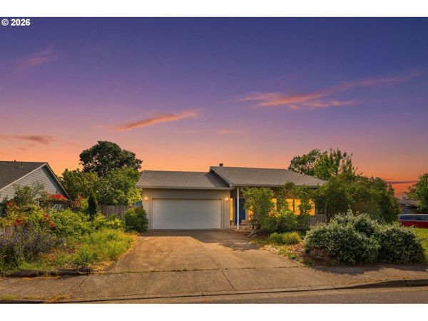 730 N 9TH ST, Harrisburg, OR 97446