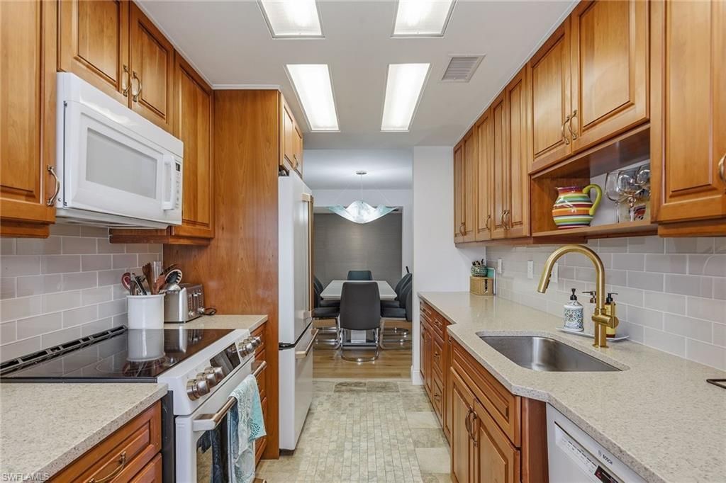 3410 Gulf Shore Blvd N, Unit 203, Naples, FL 34103 Photo