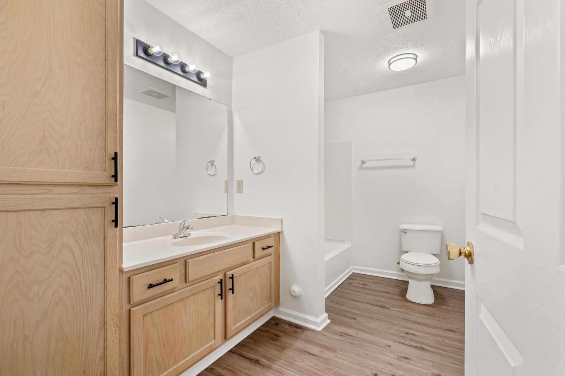 4247 Villas Dr.  Photo 10