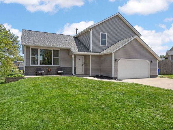 111 Stoney Creek Road NW, Cedar Rapids, IA 52405