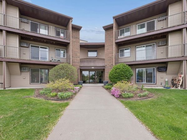 3440 Golfview Drive, Unit 121, Eagan, MN 55123