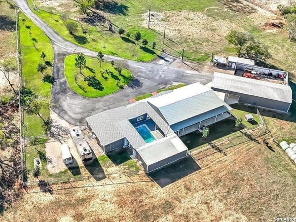 6653 Fm 539, Floresville, TX 78114