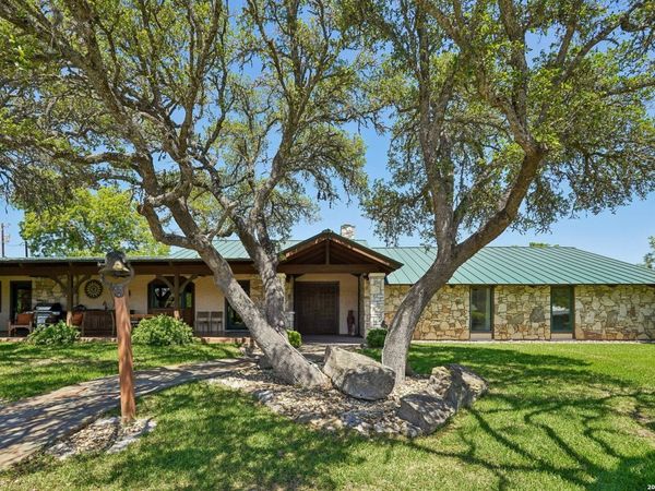 722 W Lacey Oaks Parkway, Kerrville, TX 78028