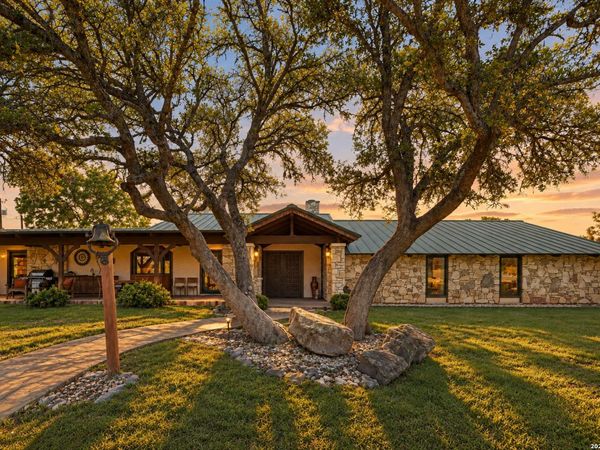 722 W Lacey Oaks Parkway, Kerrville, TX 78028