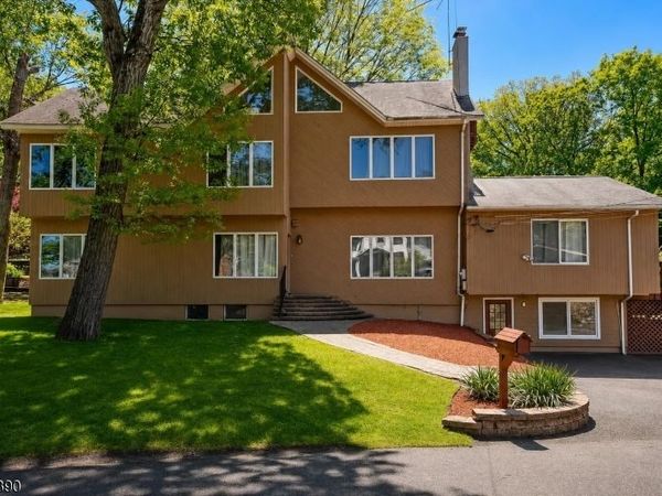 17 Hickory Dr, Oakland, NJ 07436