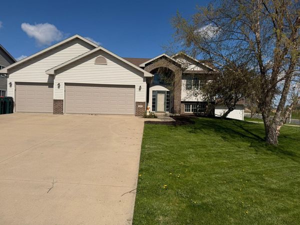 125 Sandstone Drive NW, Eyota, MN 55934