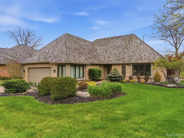 23 Chateaux Du Lac, Fenton Twp, MI 48430
