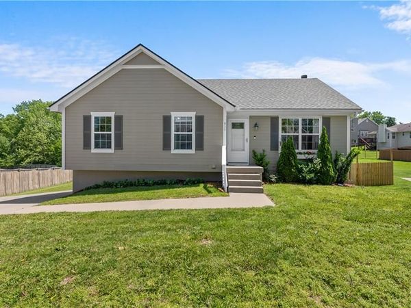 930 SE Kingscross Road, Blue Springs, MO 64014
