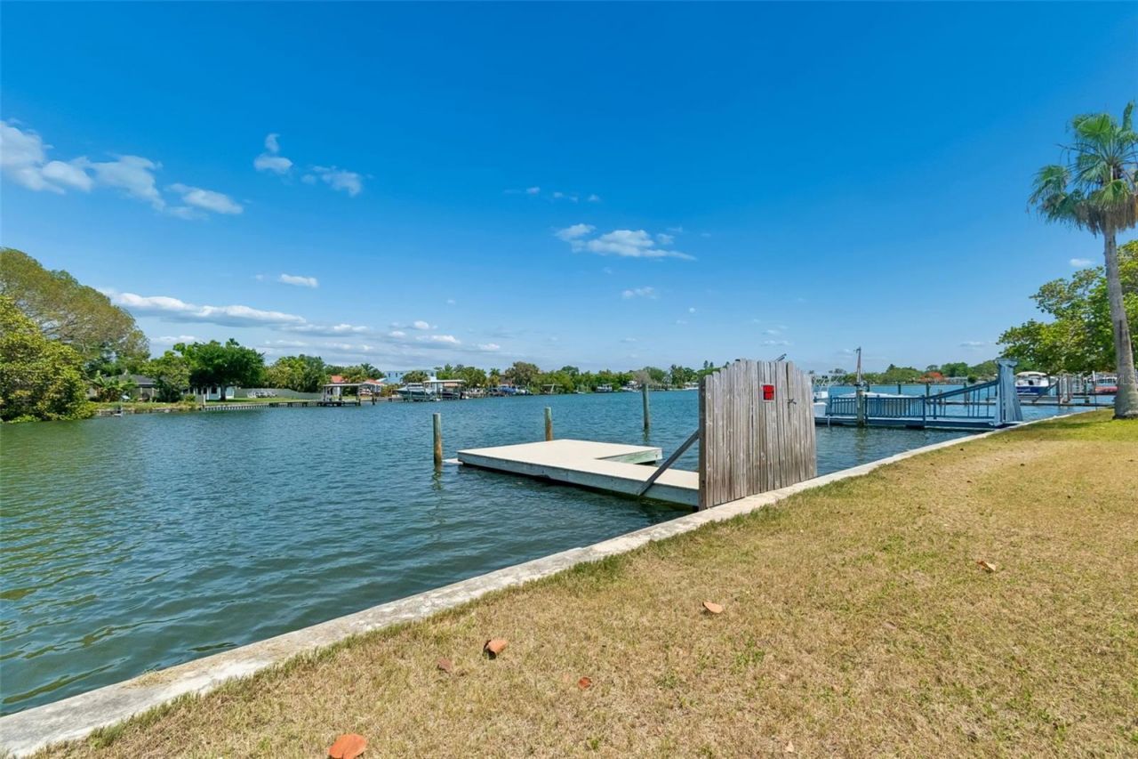 4005 Sunrise Drive S, Saint Petersburg, FL 33705 Photo