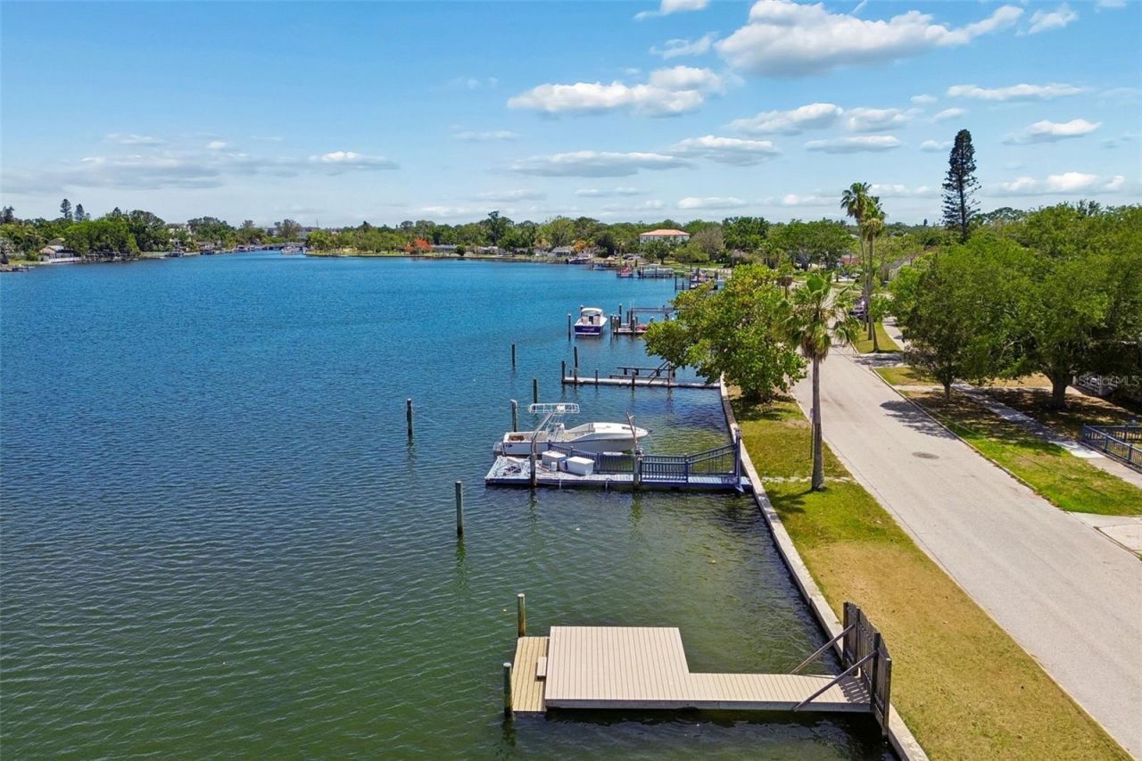 4005 Sunrise Drive S, Saint Petersburg, FL 33705 Photo