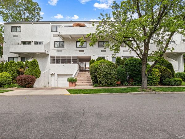 21 Canterbury Road, Unit 15, Great Neck, NY 11021