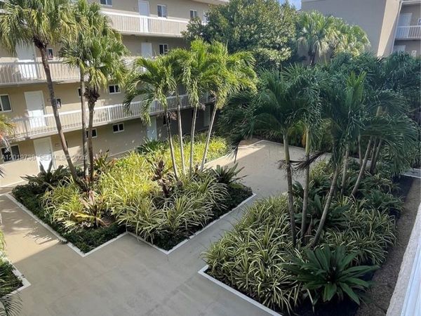 7815 N Camino Real , Unit I-216, Miami, FL 33143