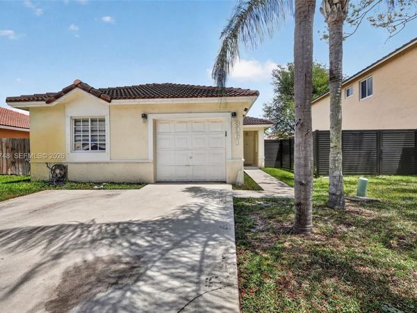 8061 NW 197th St , Hialeah, FL 33015