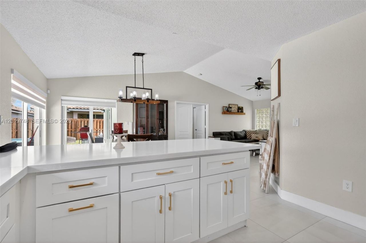 8061 NW 197th St, Hialeah, FL 33015 Photo