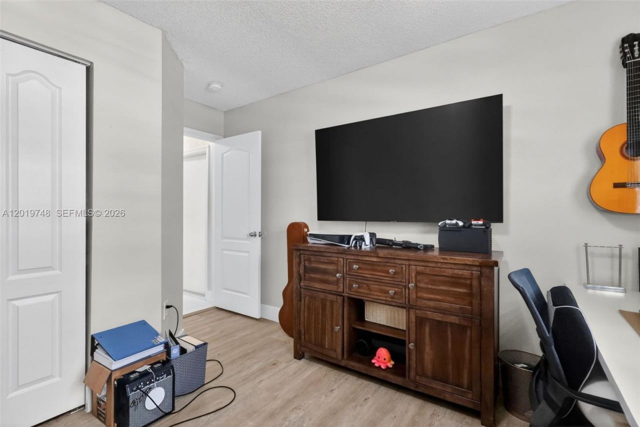 8061 NW 197th St, Hialeah, FL 33015 Photo