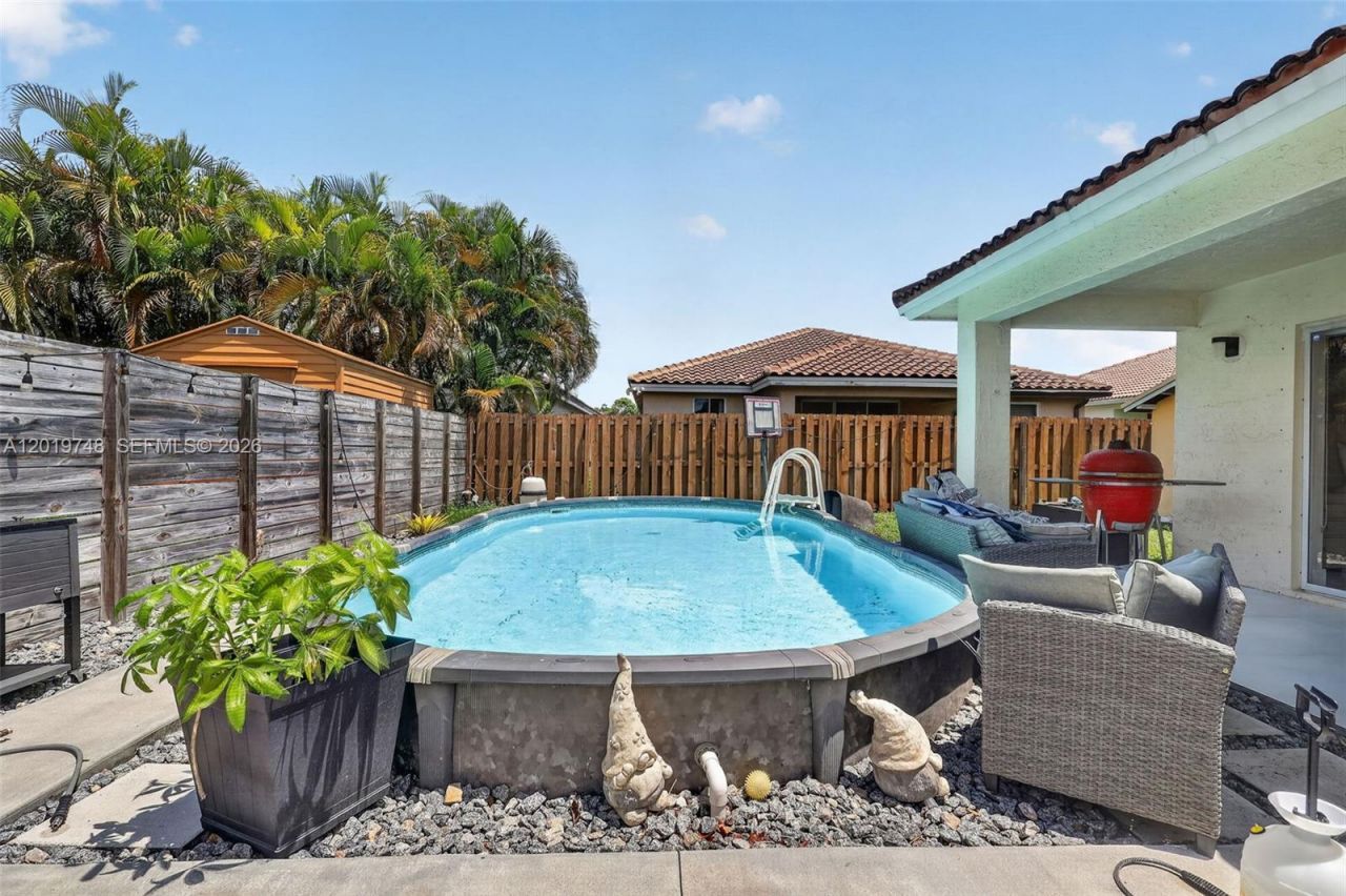 8061 NW 197th St, Hialeah, FL 33015 Photo