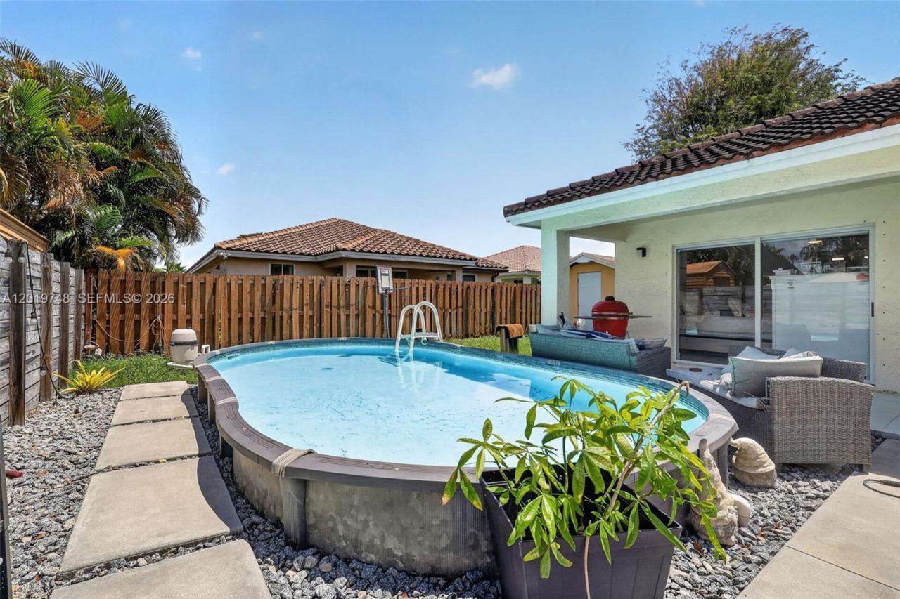 8061 NW 197th St, Hialeah, FL 33015 Photo