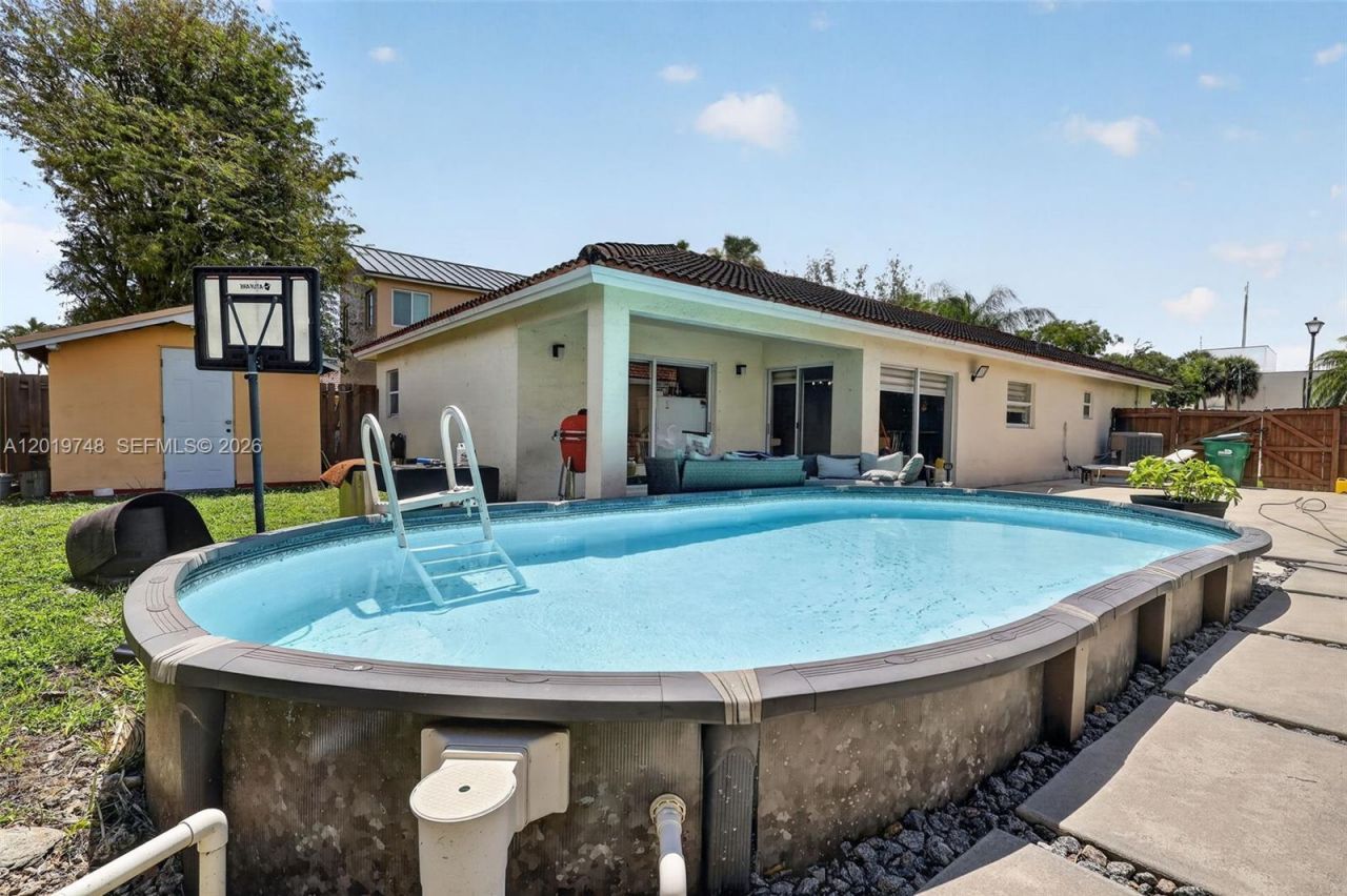 8061 NW 197th St, Hialeah, FL 33015 Photo