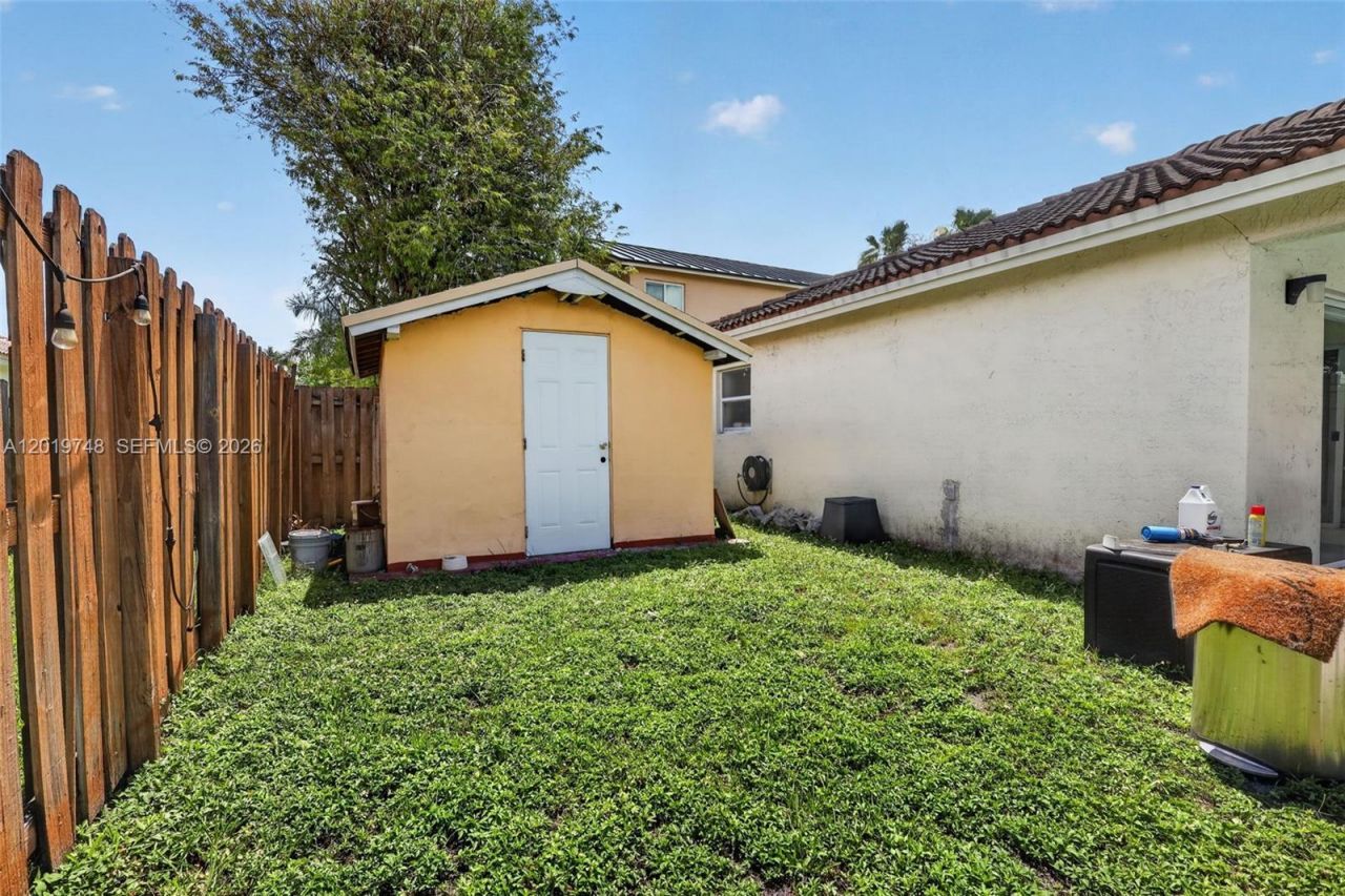8061 NW 197th St, Hialeah, FL 33015 Photo