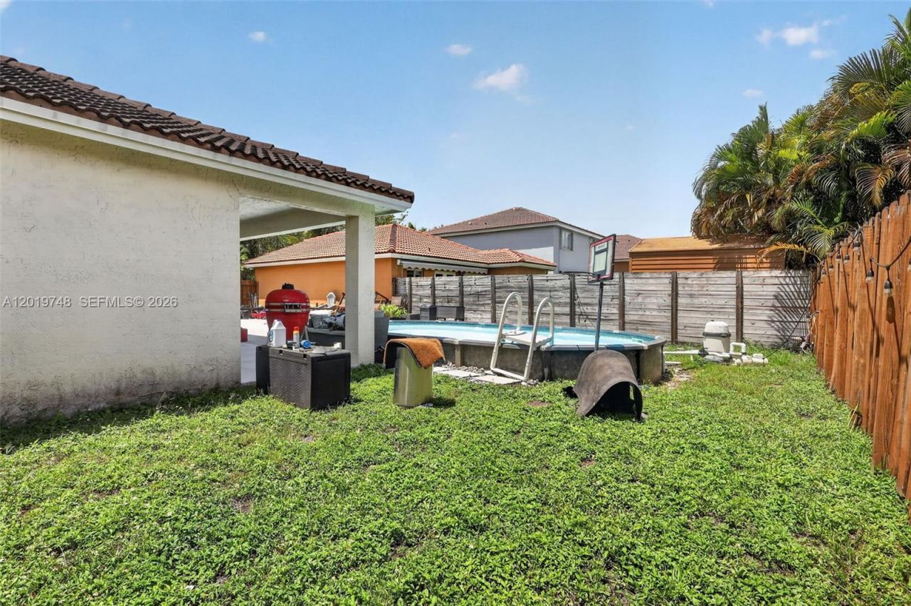 8061 NW 197th St, Hialeah, FL 33015 Photo