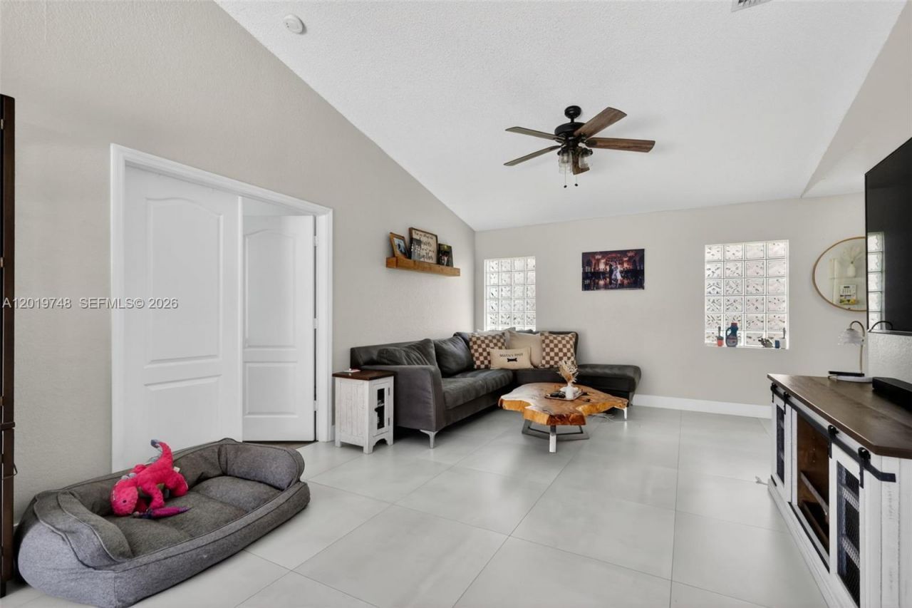 8061 NW 197th St, Hialeah, FL 33015 Photo