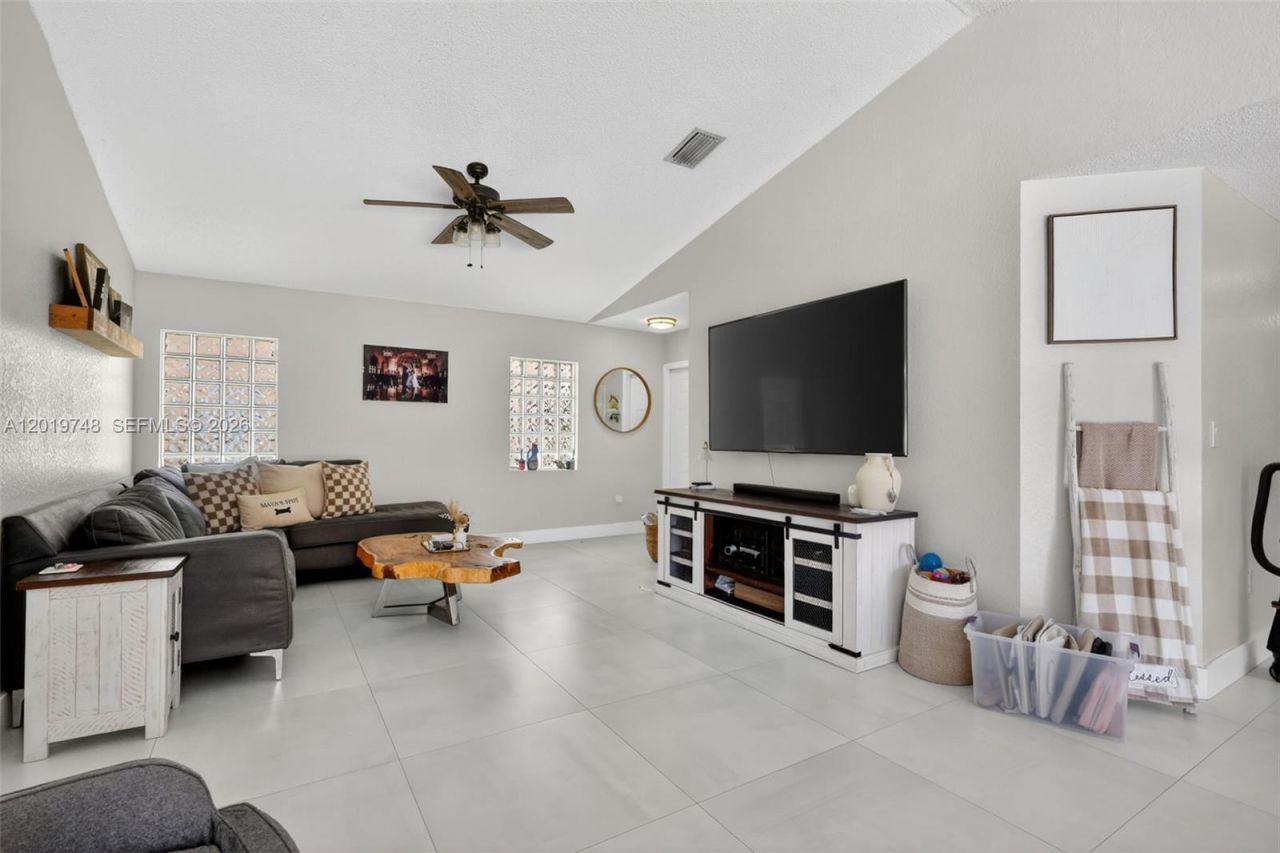 8061 NW 197th St, Hialeah, FL 33015 Photo