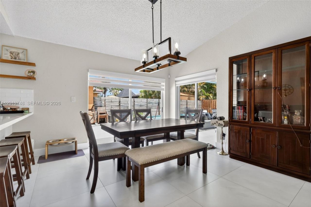 8061 NW 197th St, Hialeah, FL 33015 Photo